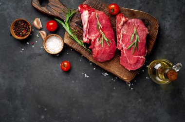 Çiğ pirzola pişirmek. Et ve malzemeyle dilimler.