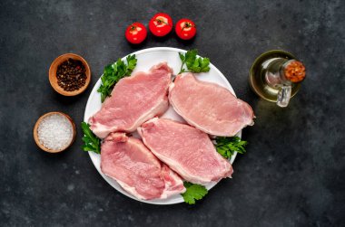 Tabakta çiğ et dilimleri kişniş, domates ve yağ, hazırlık.