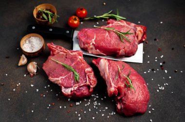 Çiğ pirzola et, malzemelerle hazırlanır.