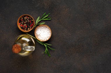 Yağ şişesi, tuz, biber ve biberiye manzarası