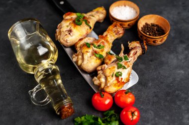 Kızarmış tavuk budu ve Çin satırı bıçağı.