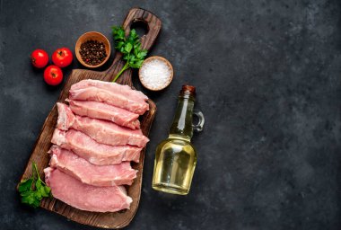 Çiğ et dilimleri kişniş, domates ve yağlı, hazırlama