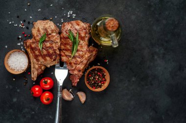 Kızarmış kaburga ve et çatalı, stüdyo çekimi.