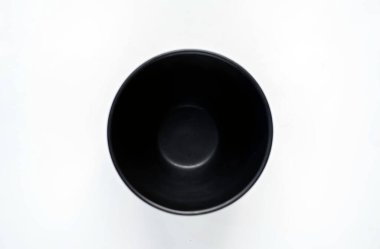 Siyah tabak beyaz arka planda izole edilmiş.