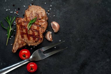 Kızarmış kaburga ve et çatalı, stüdyo çekimi.