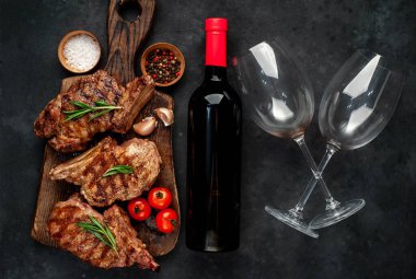 Kırmızı şarap ve lezzetli ızgara kaburga eti.
