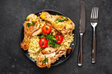 Kızarmış tavuk budu tabakta.