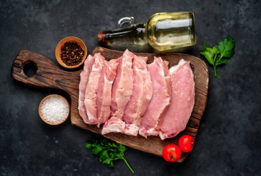 Çiğ et dilimleri kişniş, domates ve yağlı, hazırlama