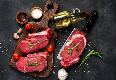 Pişmemiş çiğ et, malzemelerle biftek pişirmek.