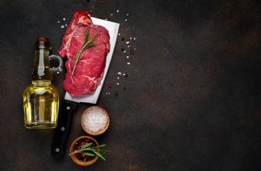 Çin bıçak üzerinde çiğ pirzola eti, üst manzara.