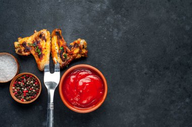 Kızarmış tavuk kanatlı çatal et, ketçaplı kase
