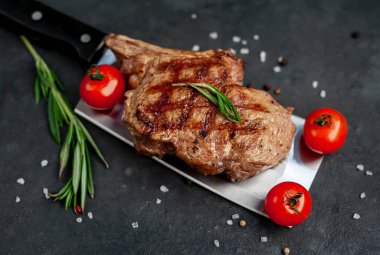 Izgara pirzola, Çin satırı bıçağında et.