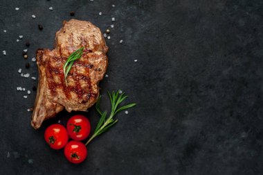 Koyu arkaplanda ızgara kaburga eti, boşluğu kopyala