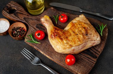 Tahtada kızarmış tavuk budu.