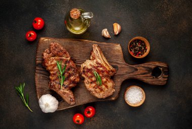 Ahşap kesme tahtasında ızgara kaburga eti.