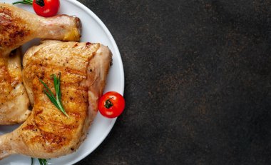 Kızarmış tavuk budu tabakta.