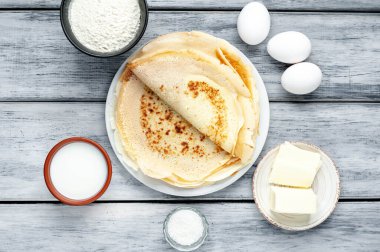 Tabakta ev yapımı krep. 