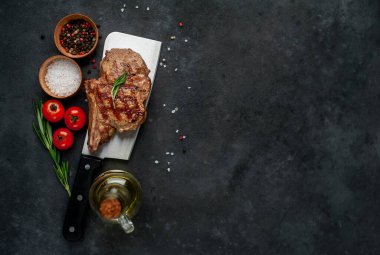 Çin bıçak ve ızgara kaburga eti koyu bir arka planda