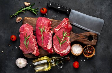 Pişmemiş çiğ et, malzemelerle biftek pişirmek.