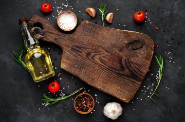 Kahverengi tahta kesme, baharatlı malzemeler ve şişedeki yağ.