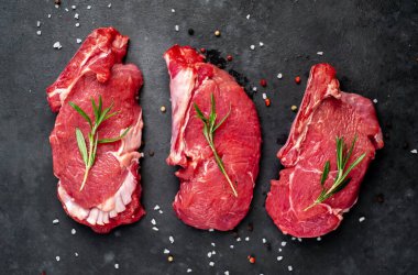 Çiğ pirzola, et dilimleri, biberiye, üst manzara.