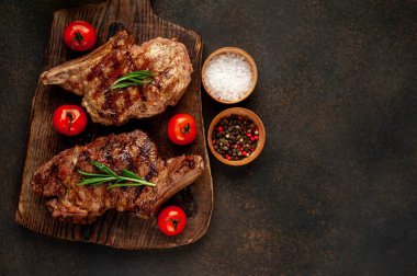 kavrulmuş kaburga eti ahşap kesme tahtasında