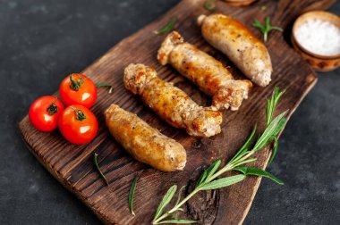 Ev yapımı iştah açıcı sosisler.