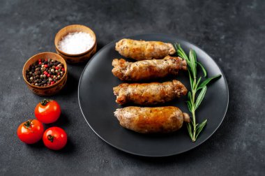 Ev yapımı iştah açıcı sosisler.