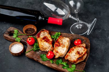 Alkol kırmızı şarap ve ahşap tahtada kızarmış biftek eti.