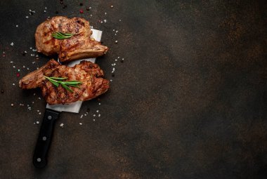 Izgara pirzola, Çin satırı bıçağında et.