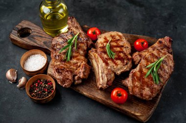 kavrulmuş kaburga eti ahşap kesme tahtasında