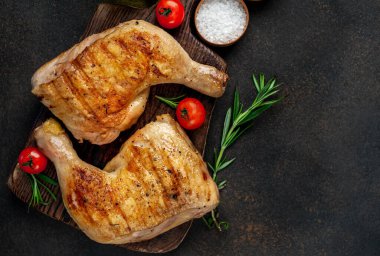 Tahta kesme tahtasındaki tavuk budu iştah açıcı.