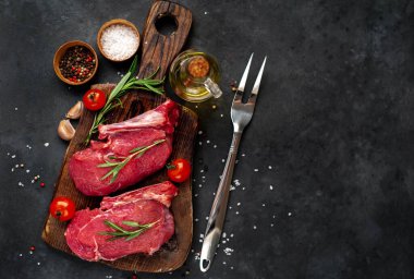 Çiğ pirzola pişirmek. Et ve malzemeyle dilimler.