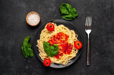 Fesleğen yapraklı, kırmızı soslu ve domatesli lezzetli makarna. 