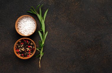 Tuz, biber ve biberiye üzerine üst görünüm