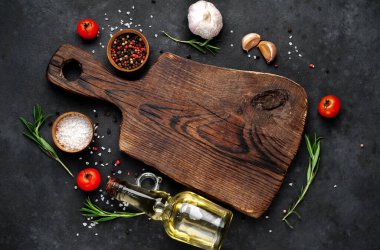 Kahverengi tahta kesme, baharatlı malzemeler ve şişedeki yağ.