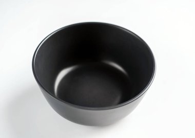 Siyah tabak beyaz arka planda izole edilmiş.