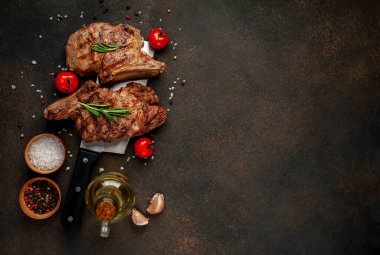 Kızarmış, ızgara pirzola. Biberiye ve baharatlı et.