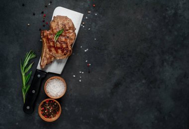 Çin bıçak ve ızgara kaburga eti koyu bir arka planda