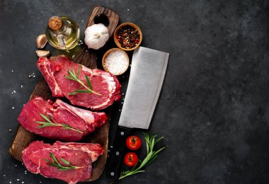 Çiğ pirzola pişiriyorum. Biftek ve malzemeyle.