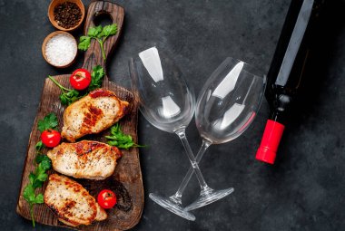 Tahtada kırmızı şarap ve biftek.