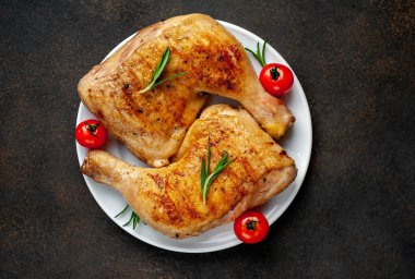 Kızarmış tavuk budu tabakta.