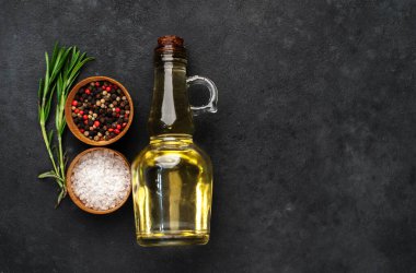 Yağ şişesi, tuz, biber ve biberiye manzarası