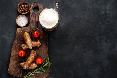 Ahşap tahtada ev yapımı et sosisi.