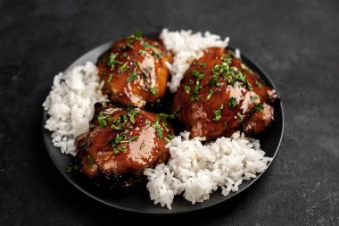 Beyaz pirinç ve kızarmış Pekin ördeği göğsü.