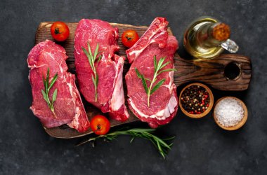 Kişniş, domates ve yağlı taze çiğ biftek dilimleri.