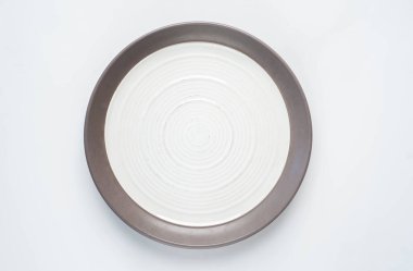 Beyaz arkaplanda izole edilmiş bir tabak