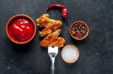 Kızarmış tavuk kanatlı çatal et, ketçaplı kase