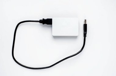 beyaz arkaplanda usb kablosu olan harici şarj cihazı 