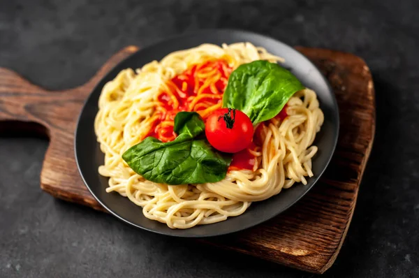 Served Pasta Tomato Basil Leaves — Stock Photo, Image